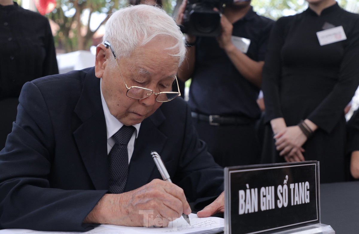 Hình ảnh thầy giáo của Tổng Bí thư Nguyễn Phú Trọng đi xe lăn, chống gậy đến viếng người học trò-10