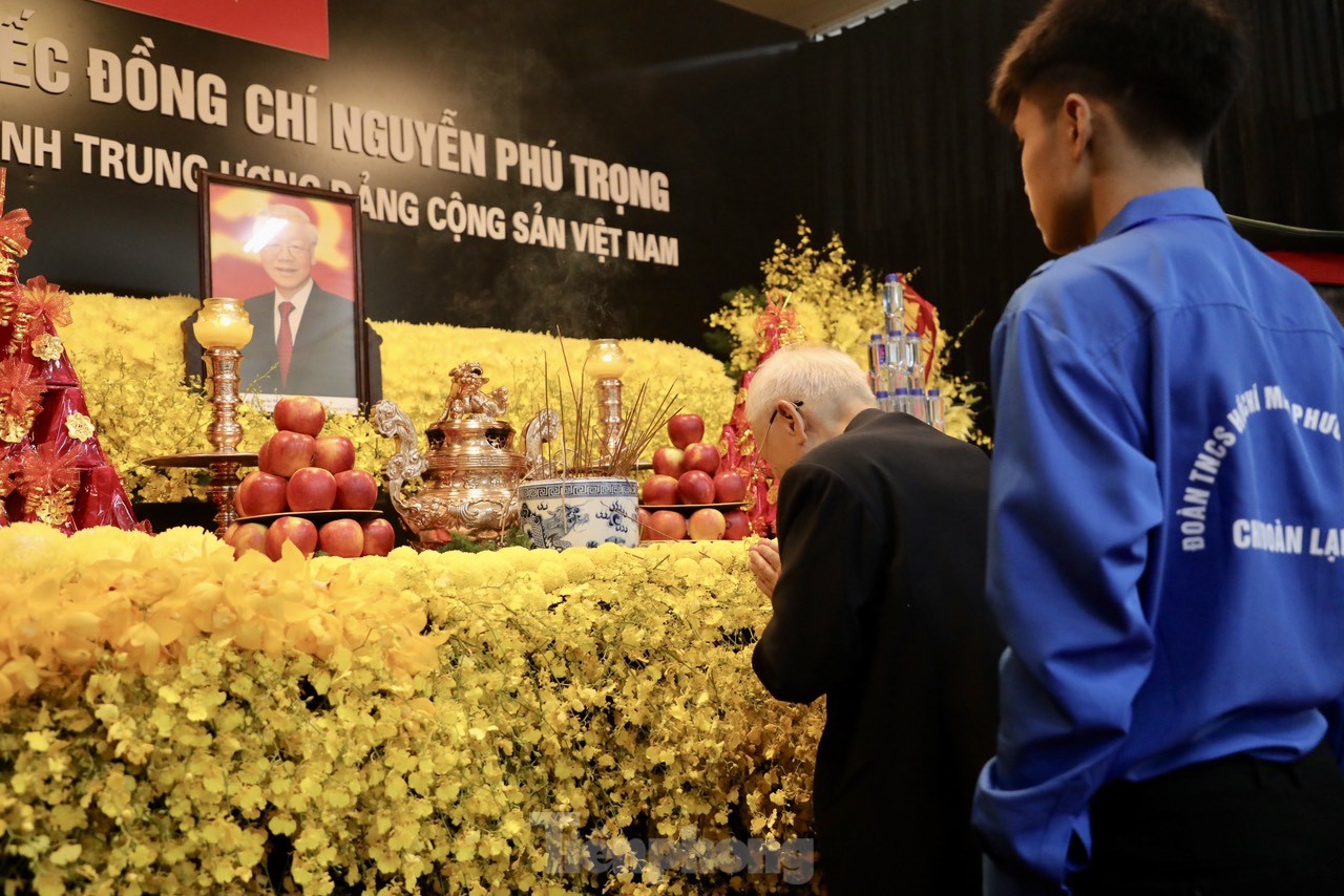 Hình ảnh thầy giáo của Tổng Bí thư Nguyễn Phú Trọng đi xe lăn, chống gậy đến viếng người học trò-4