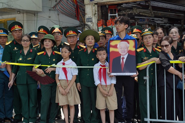 Người dân đứng chờ dọc các tuyến phố tiễn biệt Tổng Bí thư Nguyễn Phú Trọng-12