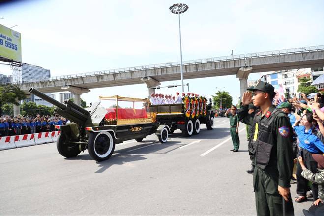 Người dân nghẹn ngào tiễn biệt Tổng Bí thư Nguyễn Phú Trọng về với đất mẹ-10