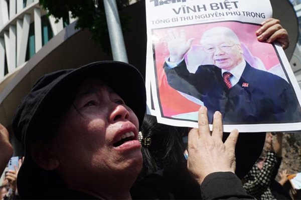 Linh xa đưa Tổng Bí thư Nguyễn Phú Trọng qua các tuyến phố Hà Nội-14