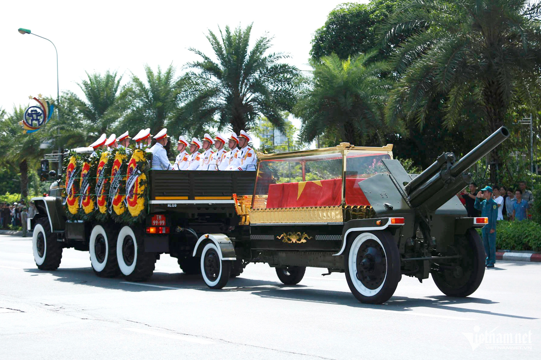 Linh xa đưa Tổng Bí thư Nguyễn Phú Trọng qua các tuyến phố Hà Nội-9