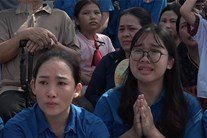Người dân đồng thanh hát Quốc ca, rơi lệ tiễn đưa Tổng Bí thư Nguyễn Phú Trọng