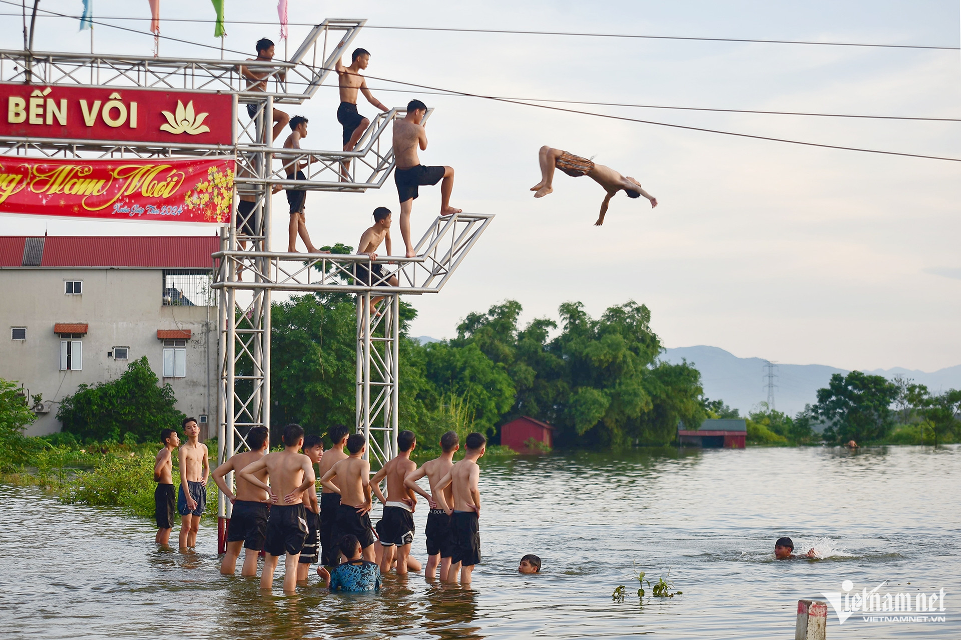 Nhiều xã ngoại thành Hà Nội đã 3 ngày chìm trong biển nước-10