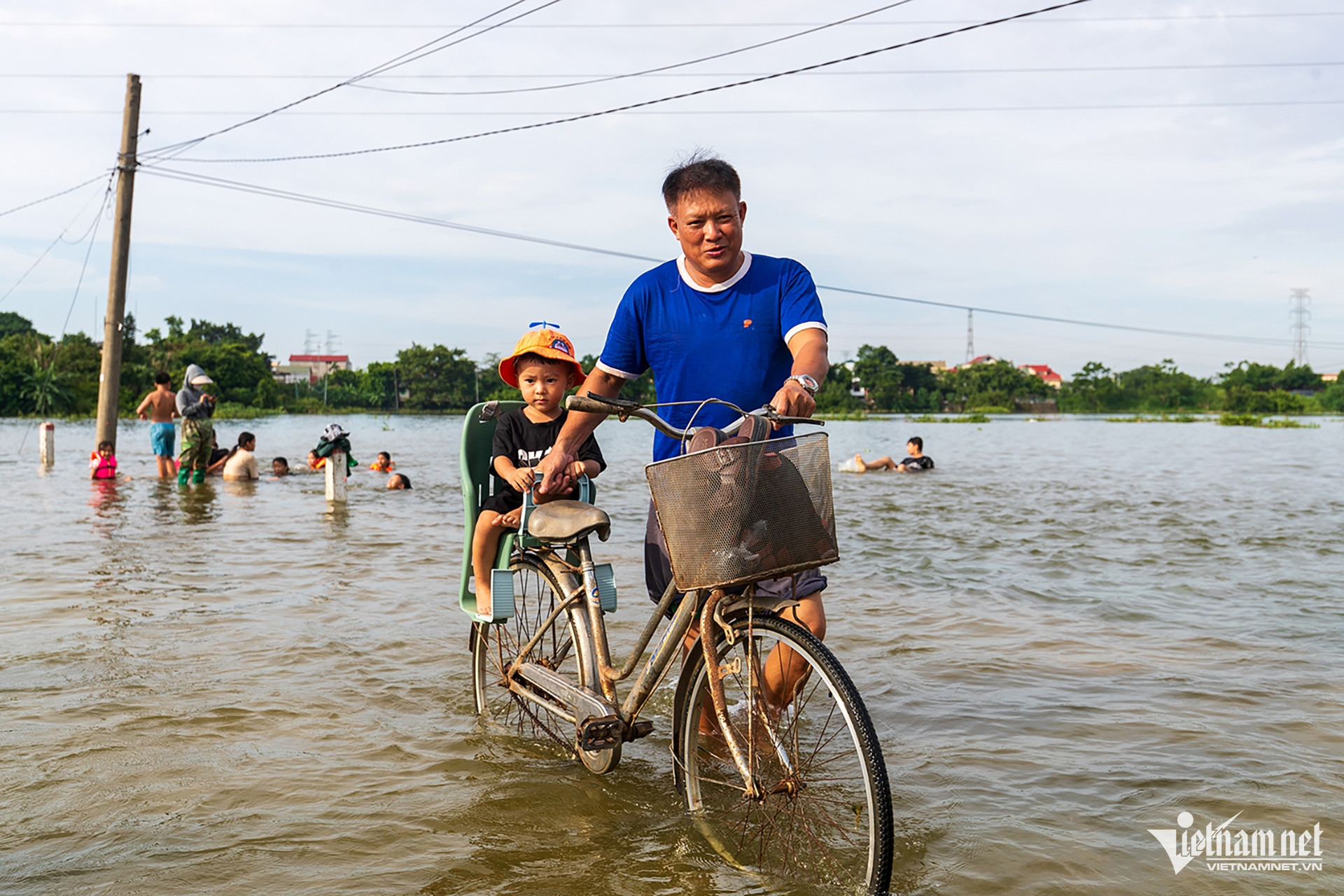 Nhiều xã ngoại thành Hà Nội đã 3 ngày chìm trong biển nước-9