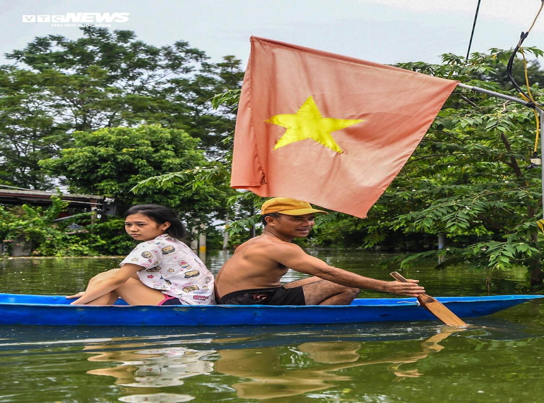 Bị cô lập vì nước lũ, dân Hà Nội sống cảnh không điện nước, chèo thuyền vào làng-4