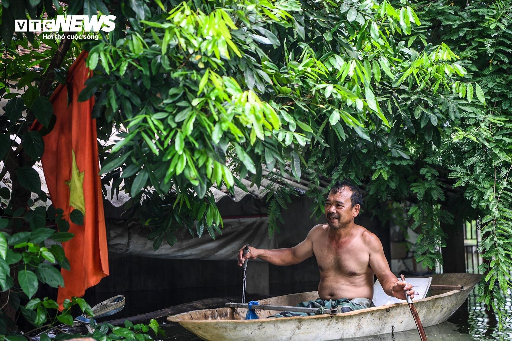 Bị cô lập vì nước lũ, dân Hà Nội sống cảnh không điện nước, chèo thuyền vào làng-6