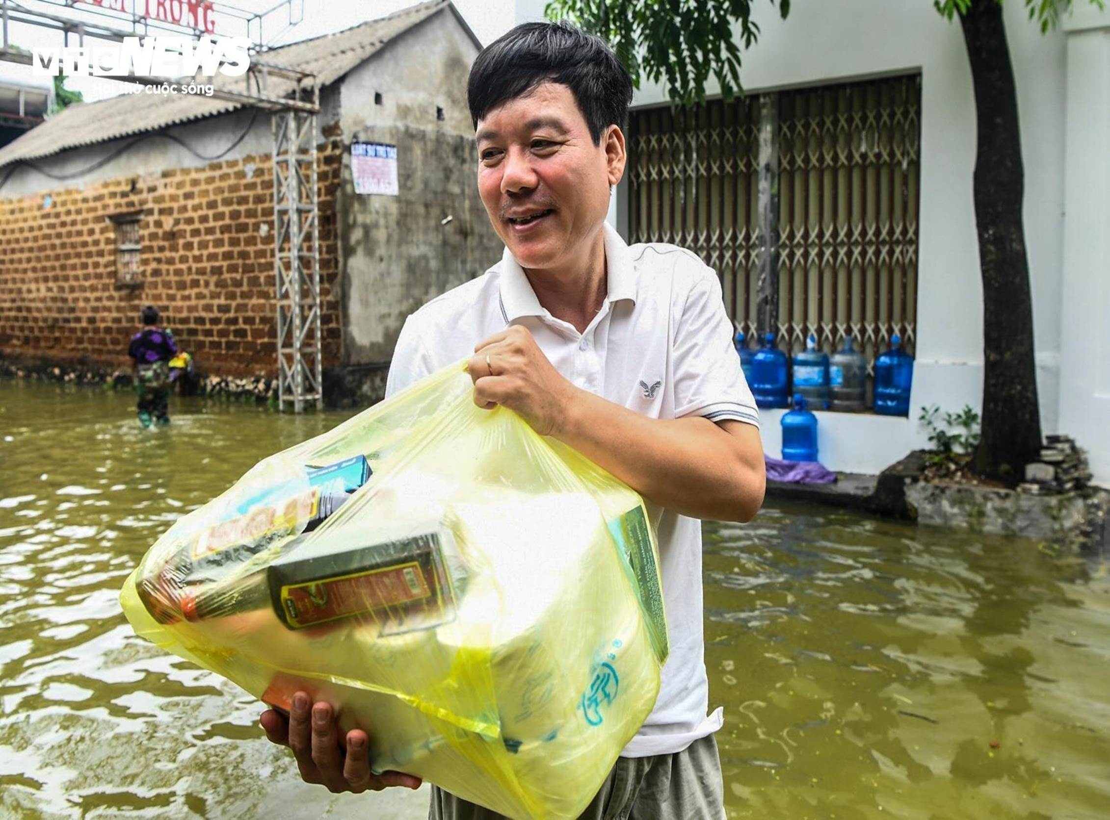 Bị cô lập vì nước lũ, dân Hà Nội sống cảnh không điện nước, chèo thuyền vào làng-8