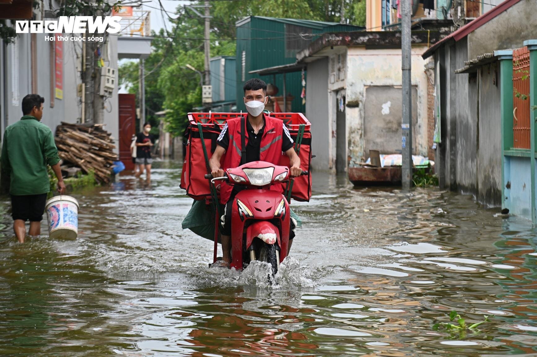 Bị cô lập vì nước lũ, dân Hà Nội sống cảnh không điện nước, chèo thuyền vào làng-14