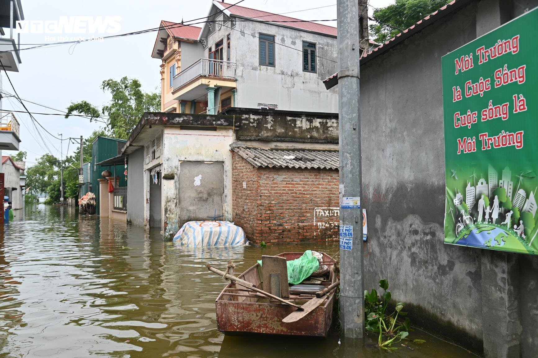 Bị cô lập vì nước lũ, dân Hà Nội sống cảnh không điện nước, chèo thuyền vào làng-15