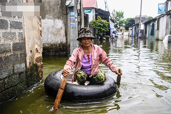 Bị cô lập vì nước lũ, dân Hà Nội sống cảnh không điện nước, chèo thuyền vào làng