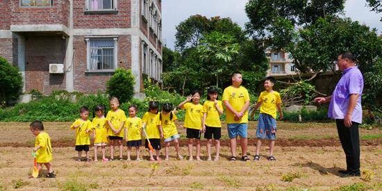 Ông nội một mình chăm 11 đứa cháu ở phố về quê nghỉ hè khiến dân tình bái phục”-1