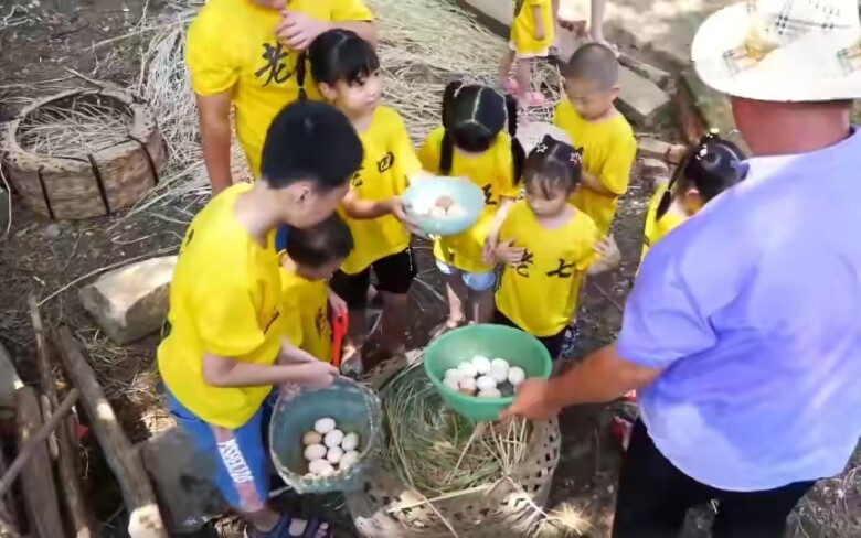 Ông nội một mình chăm 11 đứa cháu ở phố về quê nghỉ hè khiến dân tình bái phục”-2