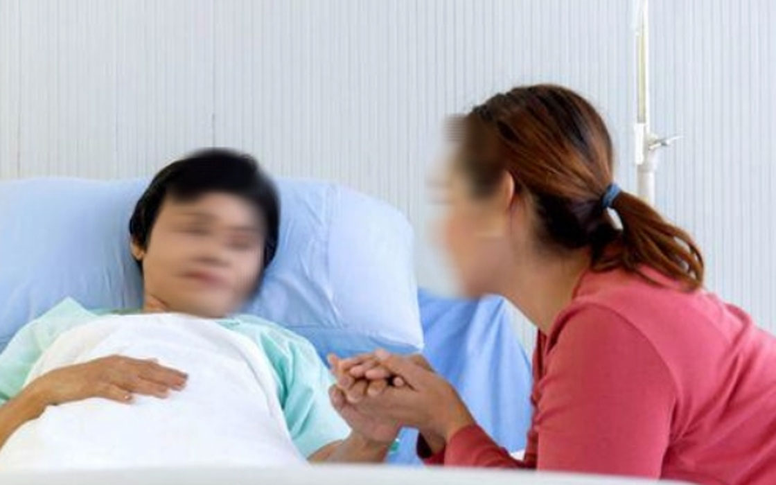 Mẹ bị ngã gãy chân, tôi định trách chị dâu thì nín lặng khi thấy cánh tay của chị-1