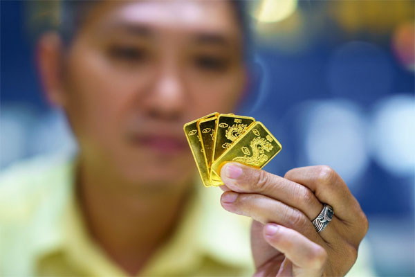 Giá vàng hôm nay 30/7/2024 đột ngột lao dốc, SJC giảm nửa triệu đồng cả 2 chiều-2