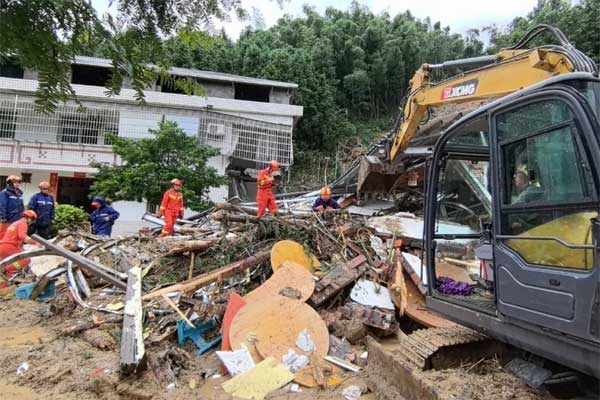 Mưa lớn gây lở đất ở Trung Quốc, 15 người thiệt mạng-4