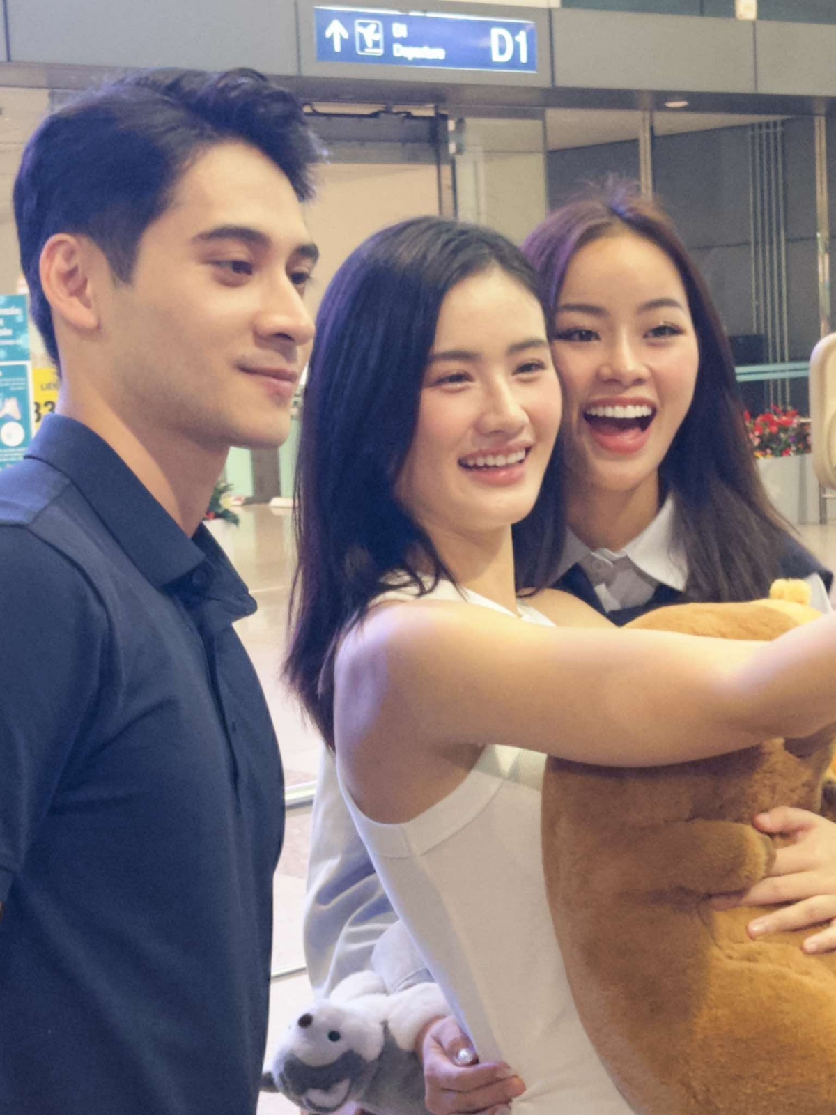 Bạn trai tiễn Hoa hậu Ý Nhi trở lại Australia-3