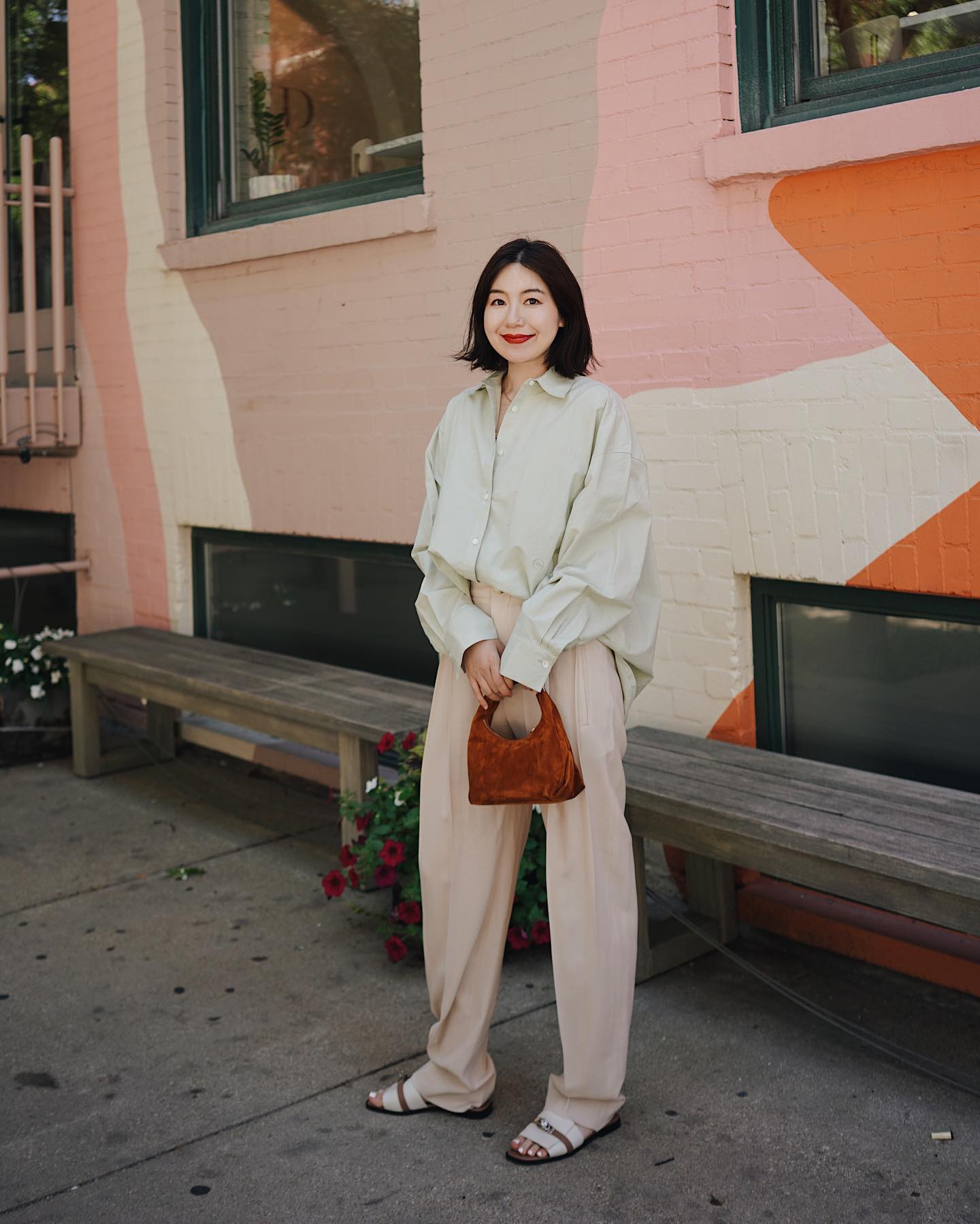 Muốn phong cách trẻ trung hơn, phụ nữ trên 40 tuổi chỉ cần sắm 5 món thời trang-1