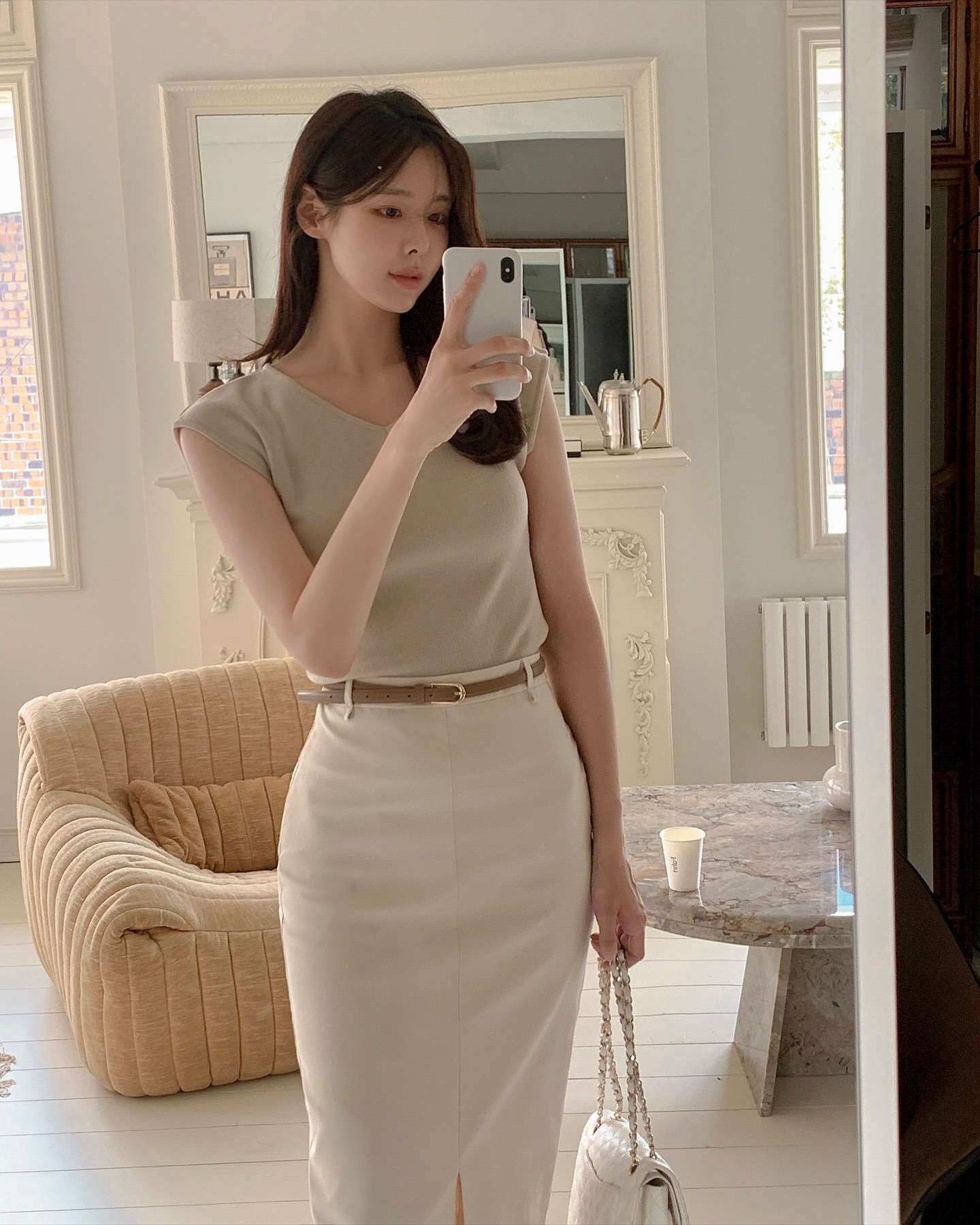 Muốn phong cách trẻ trung hơn, phụ nữ trên 40 tuổi chỉ cần sắm 5 món thời trang-3