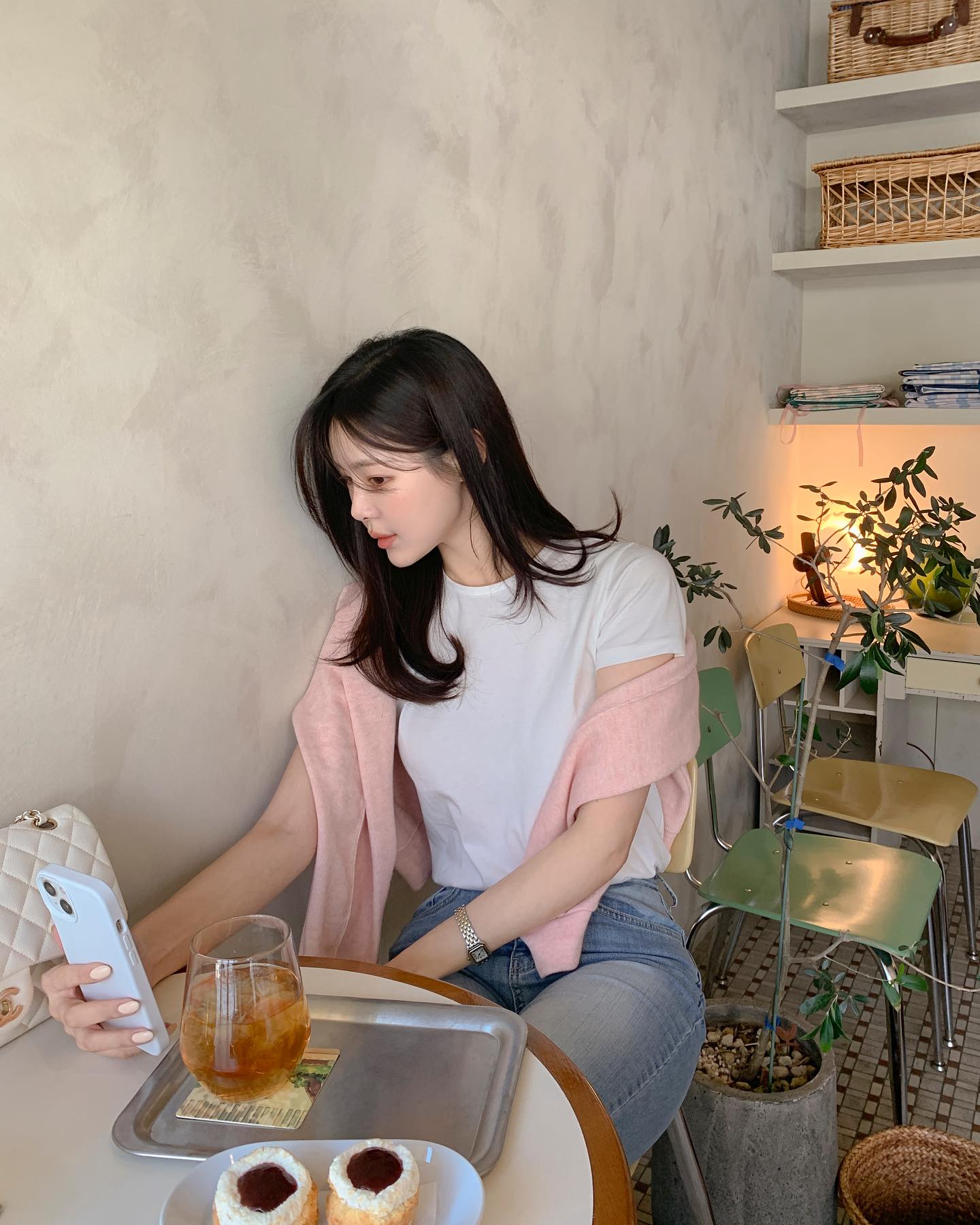 Muốn phong cách trẻ trung hơn, phụ nữ trên 40 tuổi chỉ cần sắm 5 món thời trang-4