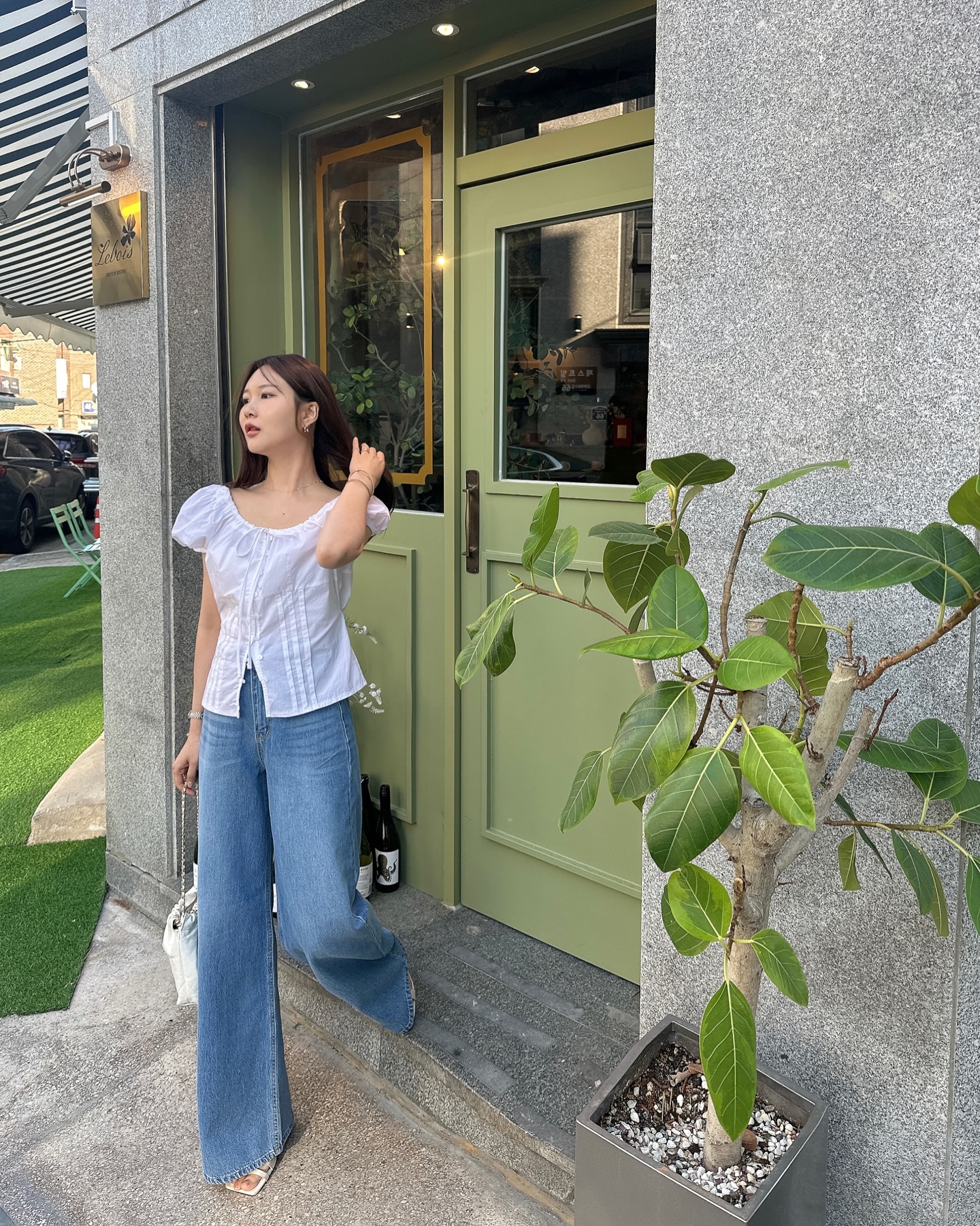 Muốn phong cách trẻ trung hơn, phụ nữ trên 40 tuổi chỉ cần sắm 5 món thời trang-5