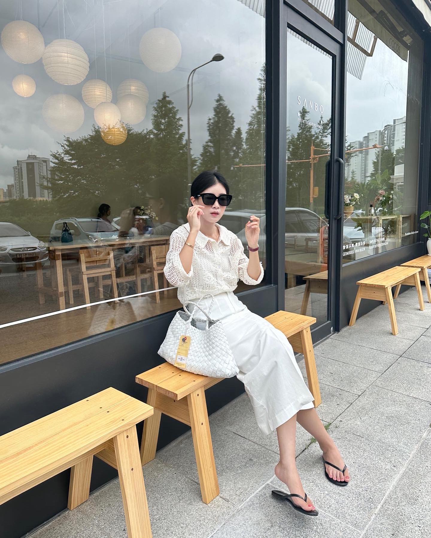 Muốn phong cách trẻ trung hơn, phụ nữ trên 40 tuổi chỉ cần sắm 5 món thời trang-7