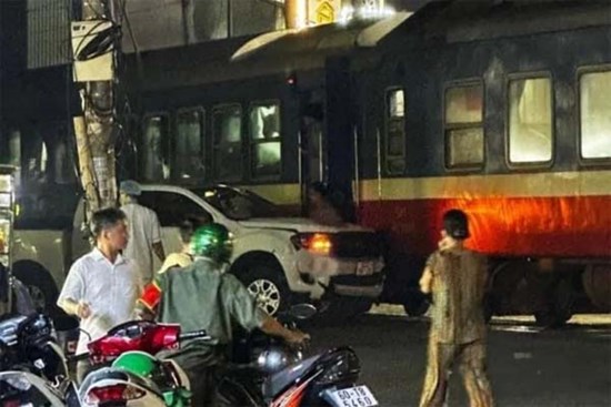 Nguyên nhân xe bán tải đâm tàu hỏa khiến 5 người thương vong ở Đồng Nai