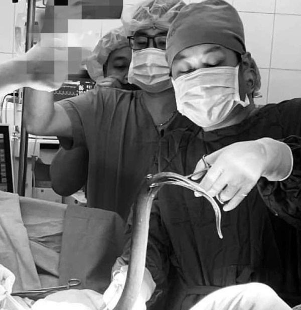 Nhét con lươn vào hậu môn, bị cắn thủng trực tràng-1