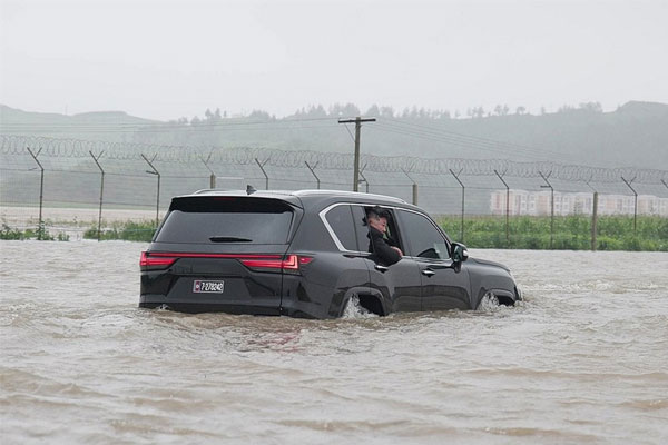 Nhà lãnh đạo Triều Tiên ngồi xe vượt lũ đi thị sát cứu hộ-1