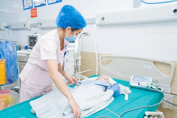 Bé 10 tháng tuổi phải cắt đại tràng vì căn bệnh rất phổ biến ở trẻ em-1