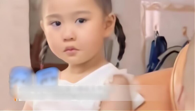 Thấy mẹ dỗ dành em trai, bé gái xinh như thiên thần có biểu cảm khiến dân mạng bức xúc-1