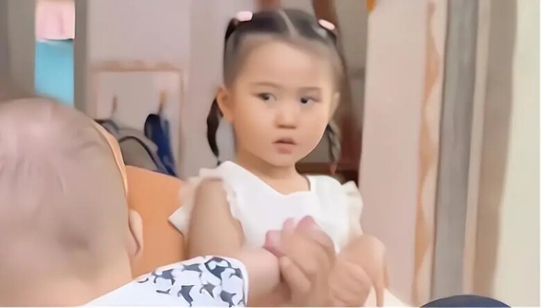 Thấy mẹ dỗ dành em trai, bé gái xinh như thiên thần có biểu cảm khiến dân mạng bức xúc-2