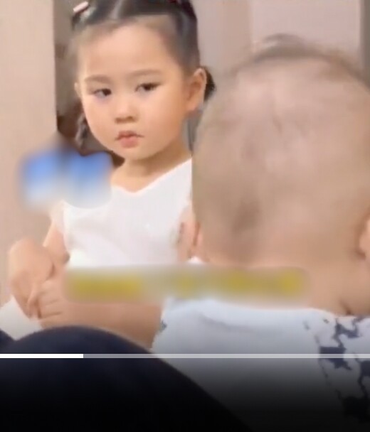 Thấy mẹ dỗ dành em trai, bé gái xinh như thiên thần có biểu cảm khiến dân mạng bức xúc-3