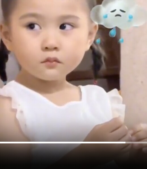 Thấy mẹ dỗ dành em trai, bé gái xinh như thiên thần có biểu cảm khiến dân mạng bức xúc-4