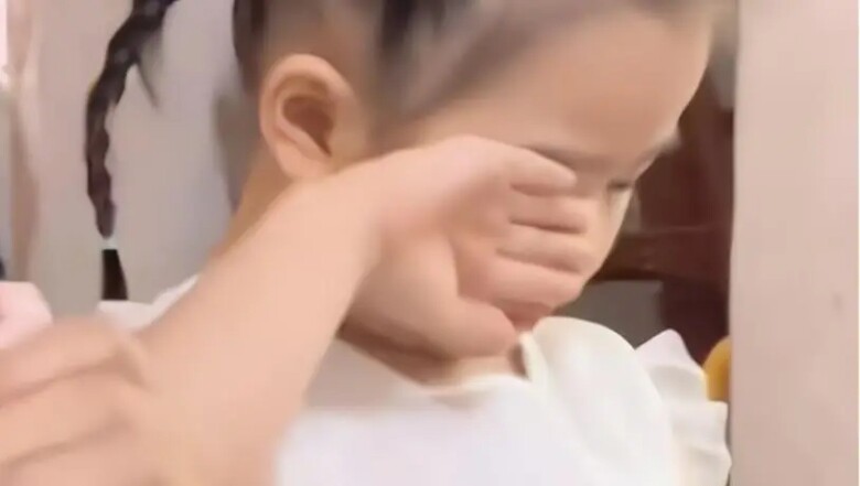 Thấy mẹ dỗ dành em trai, bé gái xinh như thiên thần có biểu cảm khiến dân mạng bức xúc-5