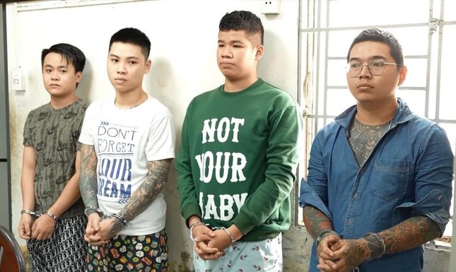 60 tên côn đồ cầm hung khí đập phá quán cà phê ở TPHCM-1