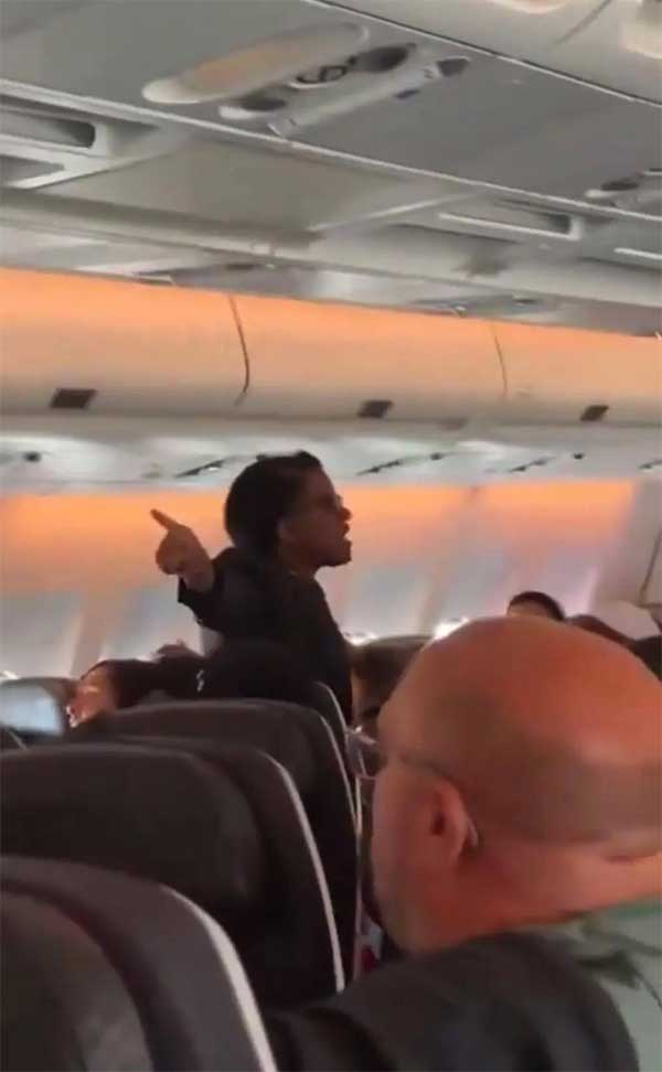 Chuyến bay bị hủy vì tiếp viên phát điên-1