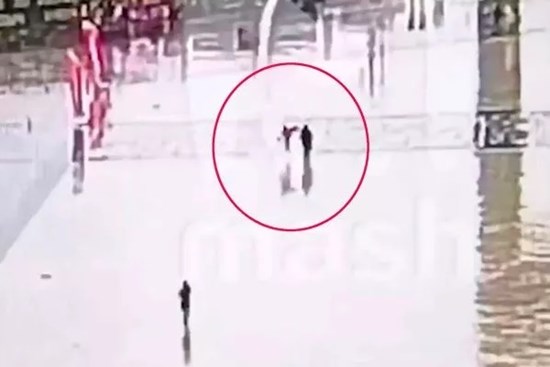 Clip: Khoảnh khắc sét đánh trúng 3 người đi bộ trong công viên