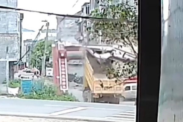 Clip: Đâm trúng cổng làng, tài xế xe tải bị đè tử vong-1