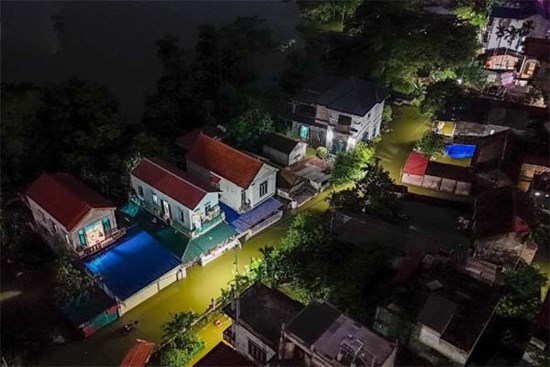 Dân 'rốn lũ' 4 ngày mới dám tắm, cả nhà còn 200ml nước sạch để uống