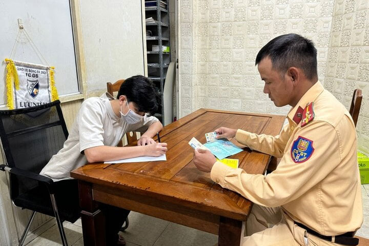 Khởi tố tài xế ô tô vượt đèn đỏ, hất CSGT Hải Phòng lên nắp capo-2