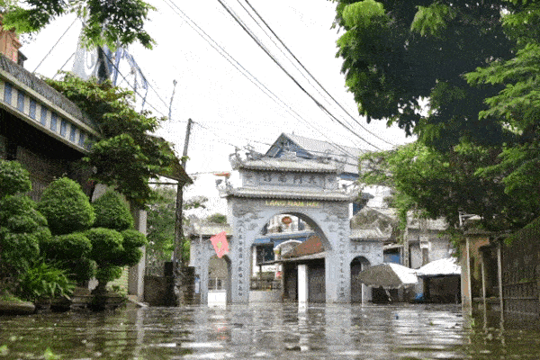 Dân vùng rốn lũ Hà Nội: 'Chúng tôi khổ lắm rồi'