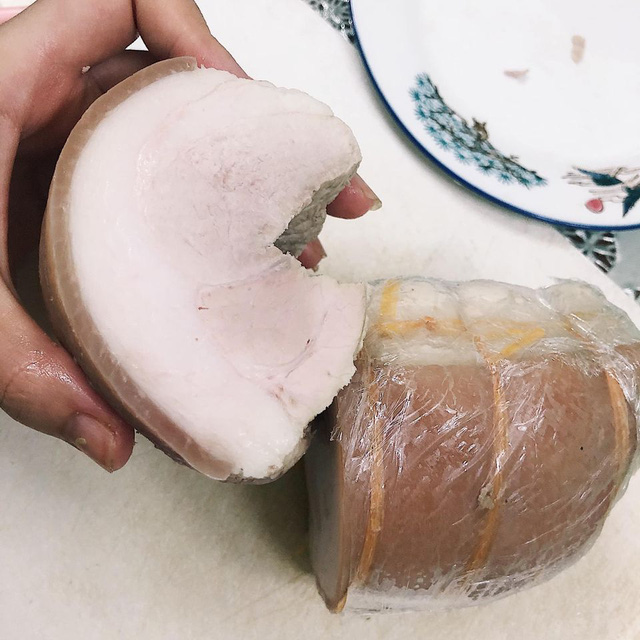 Thêm vài giọt này vào, thịt lợn luộc vừa trắng vừa thơm, còn dễ thái-2
