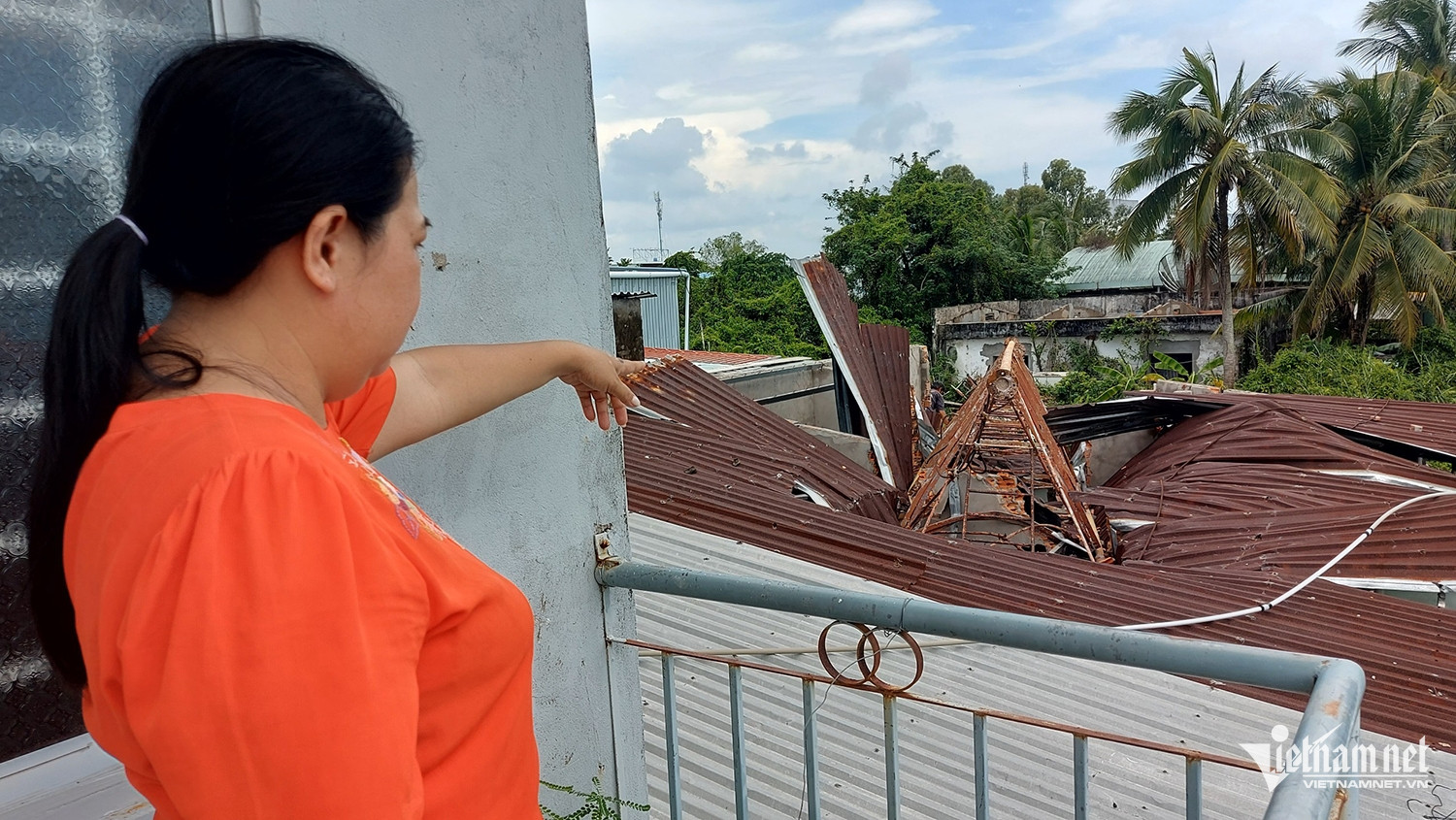 Trụ ăng-ten đài phát thanh đổ đè dãy nhà trọ, 1 người bị thương-1