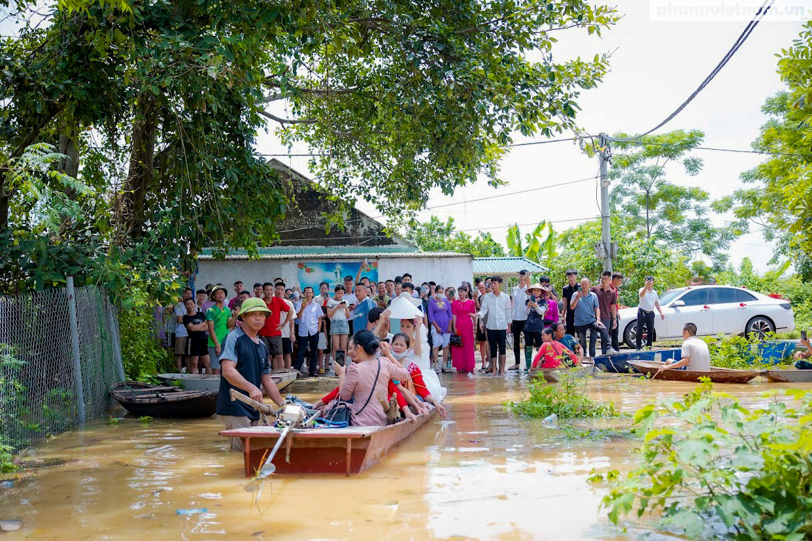 Cô dâu gen Z ngạc nhiên trước lễ đón dâu bằng thuyền, phao tự chế của người dân rốn lũ Chương Mỹ-2