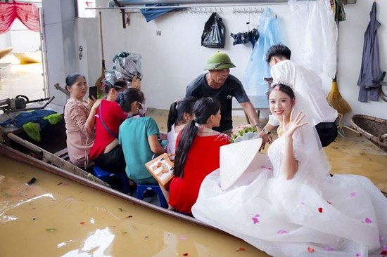 Cô dâu gen Z ngạc nhiên trước lễ đón dâu bằng thuyền, phao tự chế của người dân 
