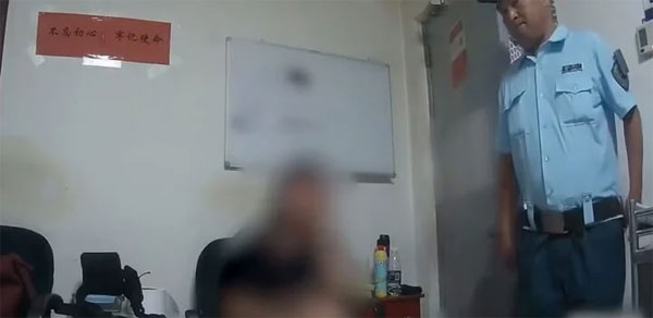 Cô gái 20 tuổi tố cáo cha mẹ quái đản lắp camera quay lén trong phòng ngủ-2