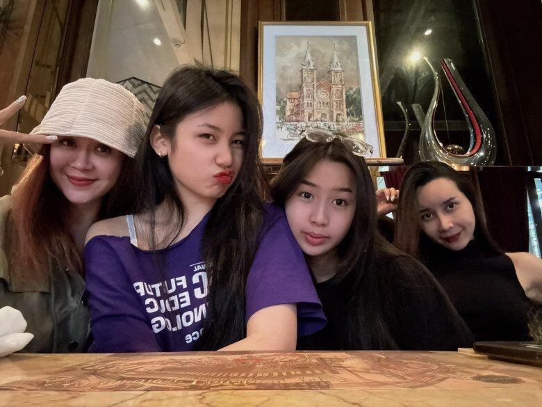 2 con gái tuổi dậy thì của Lưu Hương Giang - Lưu Thiên Hương chụp ảnh hở eo, nhìn là hiểu cách mẹ nuôi dạy-1