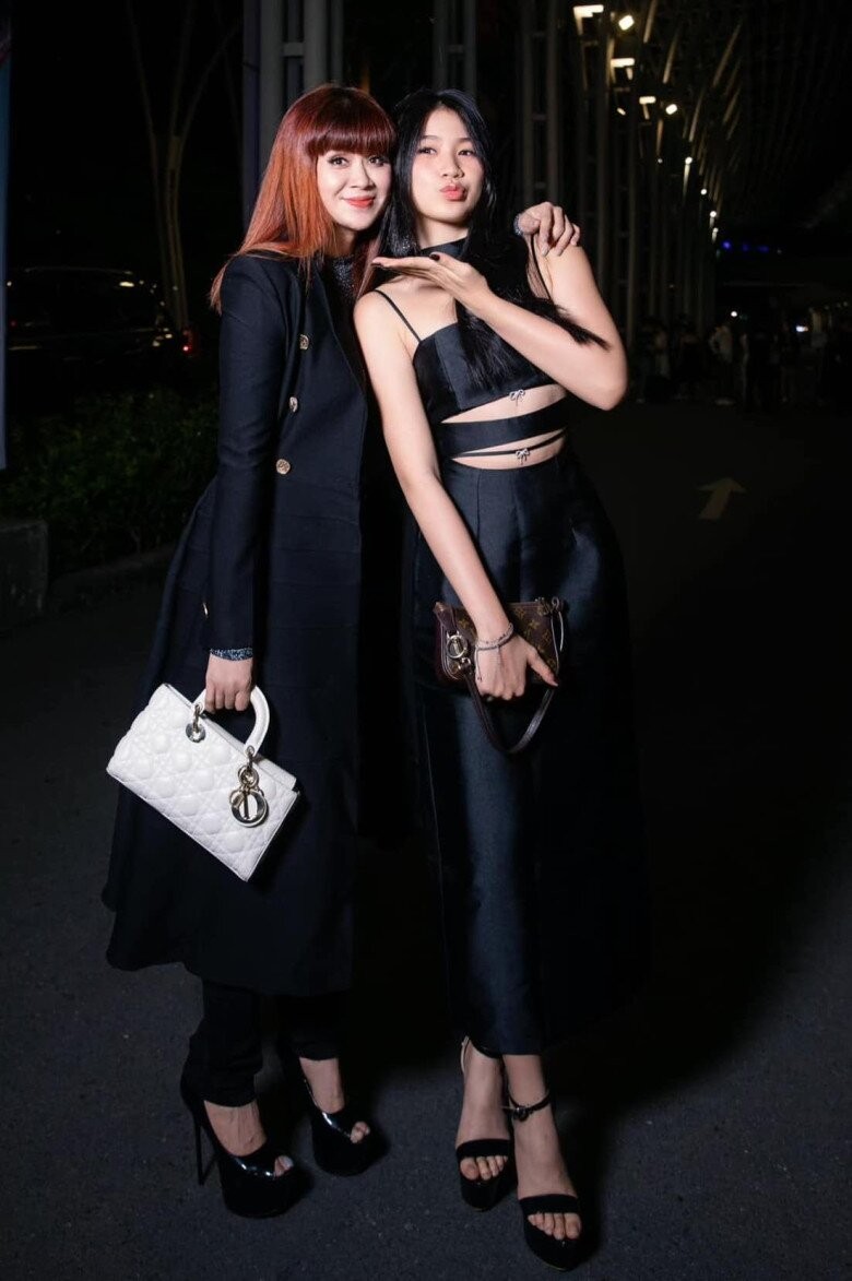 2 con gái tuổi dậy thì của Lưu Hương Giang - Lưu Thiên Hương chụp ảnh hở eo, nhìn là hiểu cách mẹ nuôi dạy-5