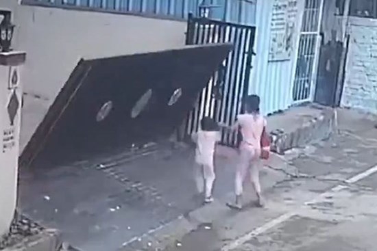 Clip: Bé gái bị cánh cổng sắt đè tử vong khi đang chơi đùa